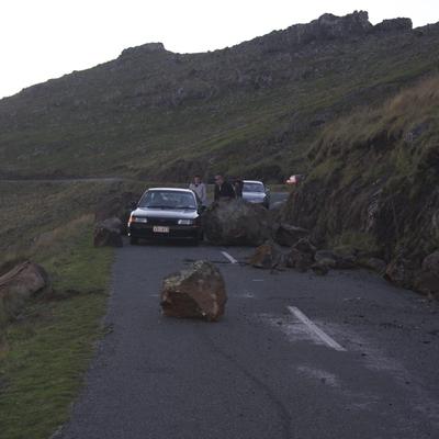 Bolders are blocking the path to Godley Head, can they squeeze through?