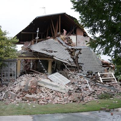 This house looked like a death-trap - fortunely no one was inside.